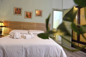 Standaard tweepersoonskamer | Luxe beddengoed, een bureau, babybedden, gratis wifi