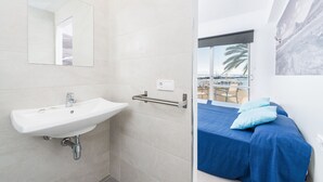 Deluxe tweepersoonskamer, privébadkamer, uitzicht op zee | Badkamer