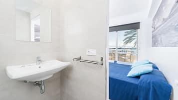 Deluxe tweepersoonskamer, privébadkamer, uitzicht op zee | Badkamer