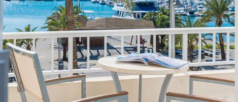 Chambre Double Deluxe, salle de bains privĂ©e, vue mer | Vue depuis lâhĂ©bergement