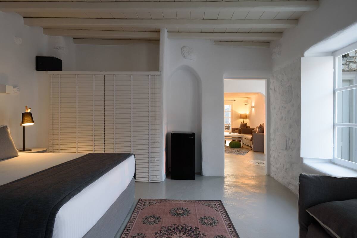 senior suite, sea view | premium bedding, minibar, in-room safe, individually decorated