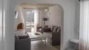 Suite senior, vista al mar | Sala de estar | Televisión de pantalla plana