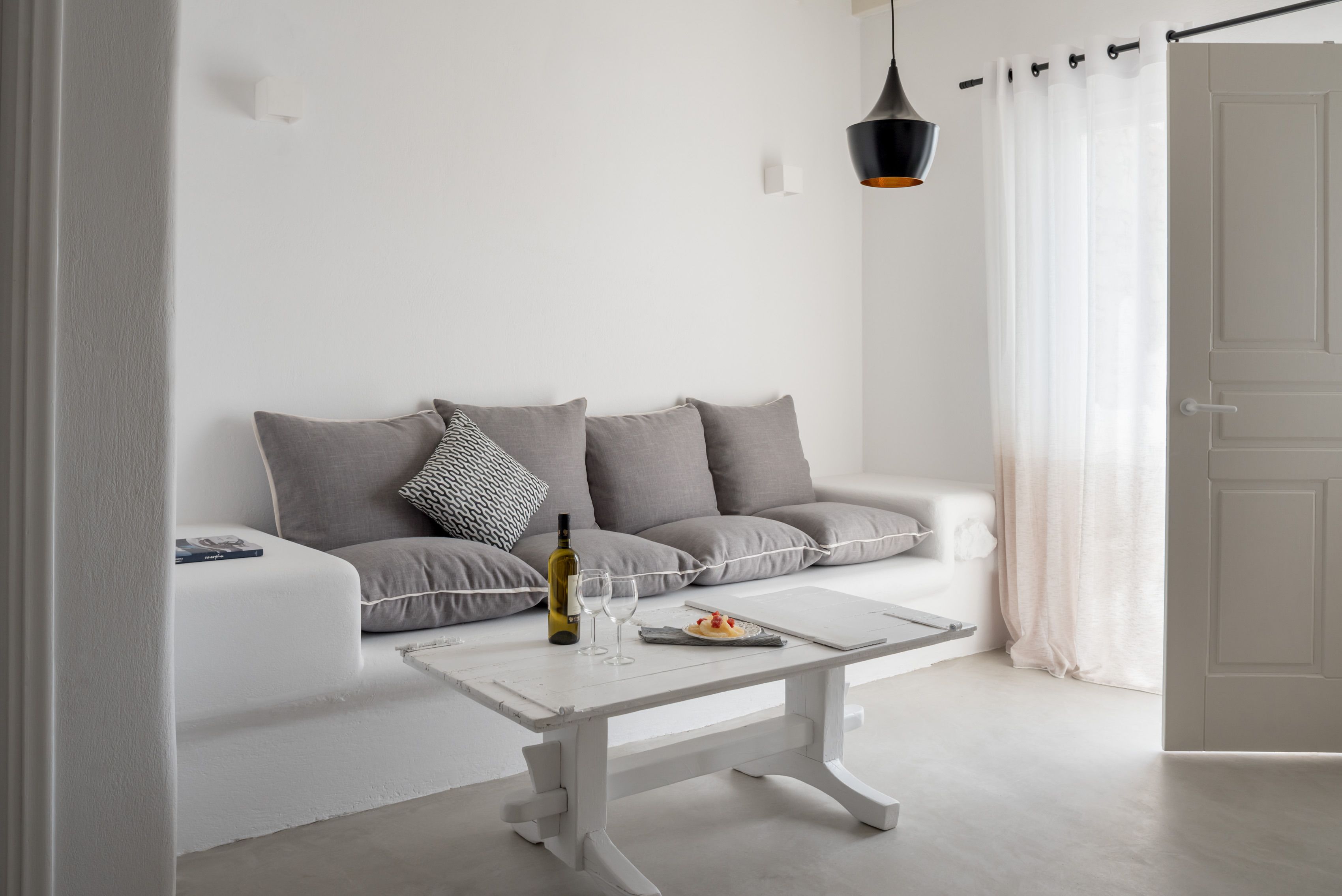 honeymoon suite, sea view | premium bedding, minibar, in-room safe, individually decorated