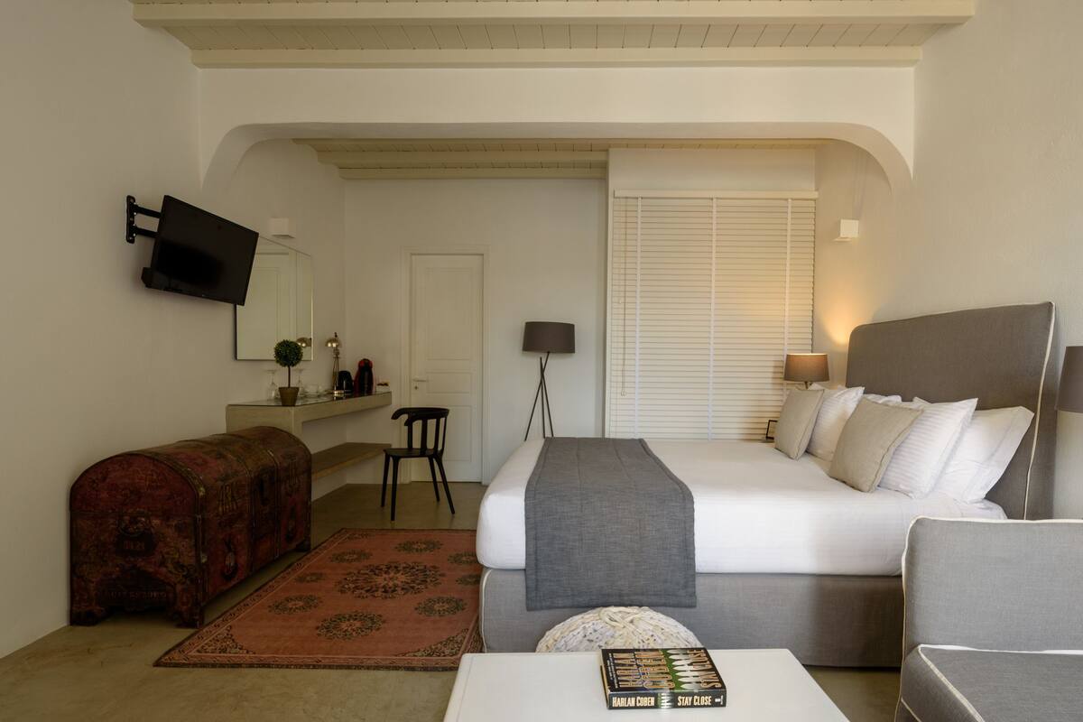 Junior suite, toegang tot zwembad, uitzicht op zee | Luxe beddengoed, een minibar, een kluis op de kamer