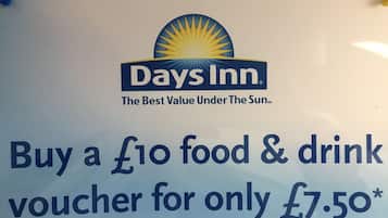 Un cartel publicitando una promoción en Days Inn, que ofrece un vale de 10 libras para comida y bebidas por 7,50 libras.