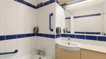 Duschwanne, umweltfreundliche Kosmetikartikel, Haartrockner, Handtücher