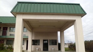A building with a green roof and a covered entrance. - Western Motel of Camilla (Camilla)