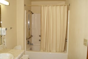 Bañera con ducha, artículos de tocador gratuitos, secador de pelo