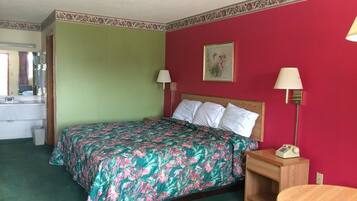 Een bureau, een strijkplank/strijkijzer, gratis wifi, beddengoed