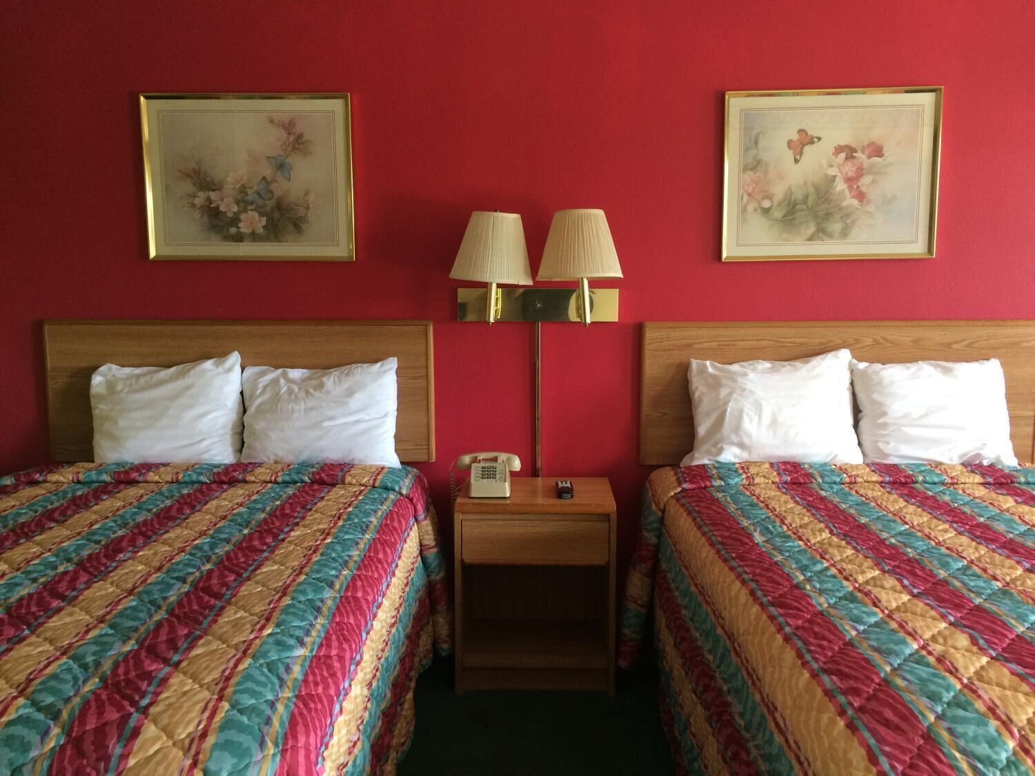 Een bureau, een strijkplank/strijkijzer, gratis wifi, beddengoed