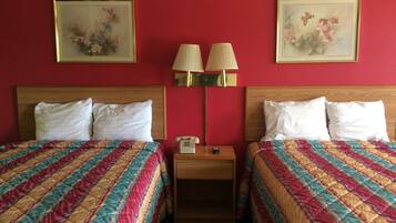 Een bureau, een strijkplank/strijkijzer, gratis wifi, beddengoed