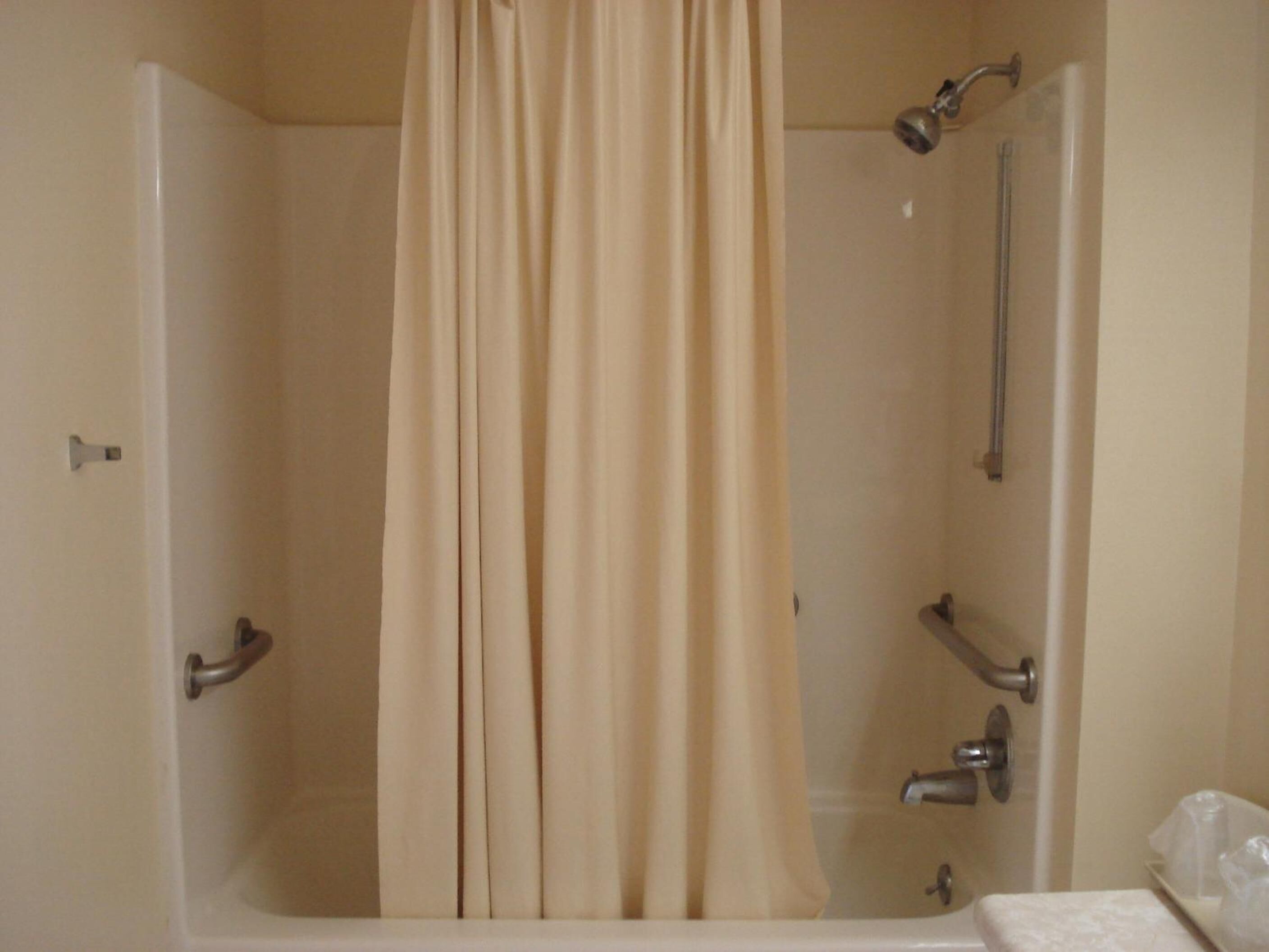 Bañera con ducha, artículos de tocador gratuitos, secador de pelo