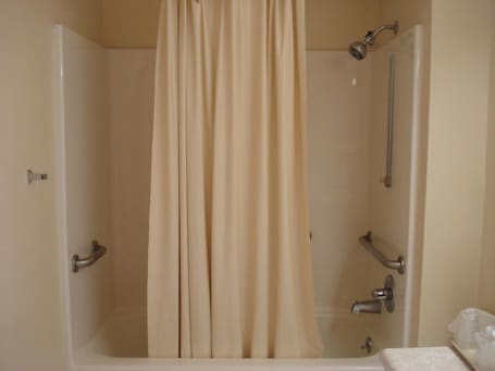 Combined shower/bathtub, free toiletries, hair dryer, towels. Western Motel of Camilla