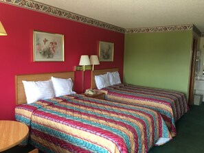 Escritorio, tabla de planchar con plancha, wifi gratis y ropa de cama