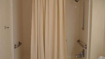 Combined shower/tub, free toiletries, hair dryer, towels