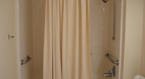 Ensemble douche/baignoire, articles de toilette gratuits, sèche-cheveux