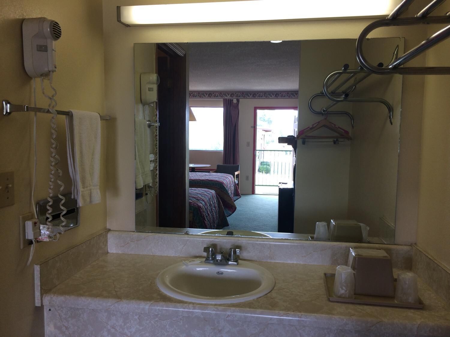 Combined shower/bathtub, free toiletries, hair dryer, towels
