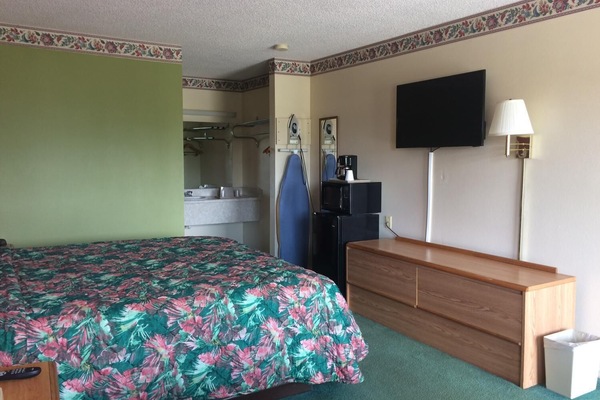 Desk, iron/ironing board, WiFi (free), bed sheets