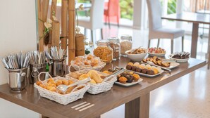 Une table de buffet avec divers plats et ustensiles.