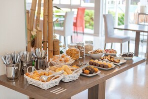 Desayuno buffet diario (EUR 10 por persona)