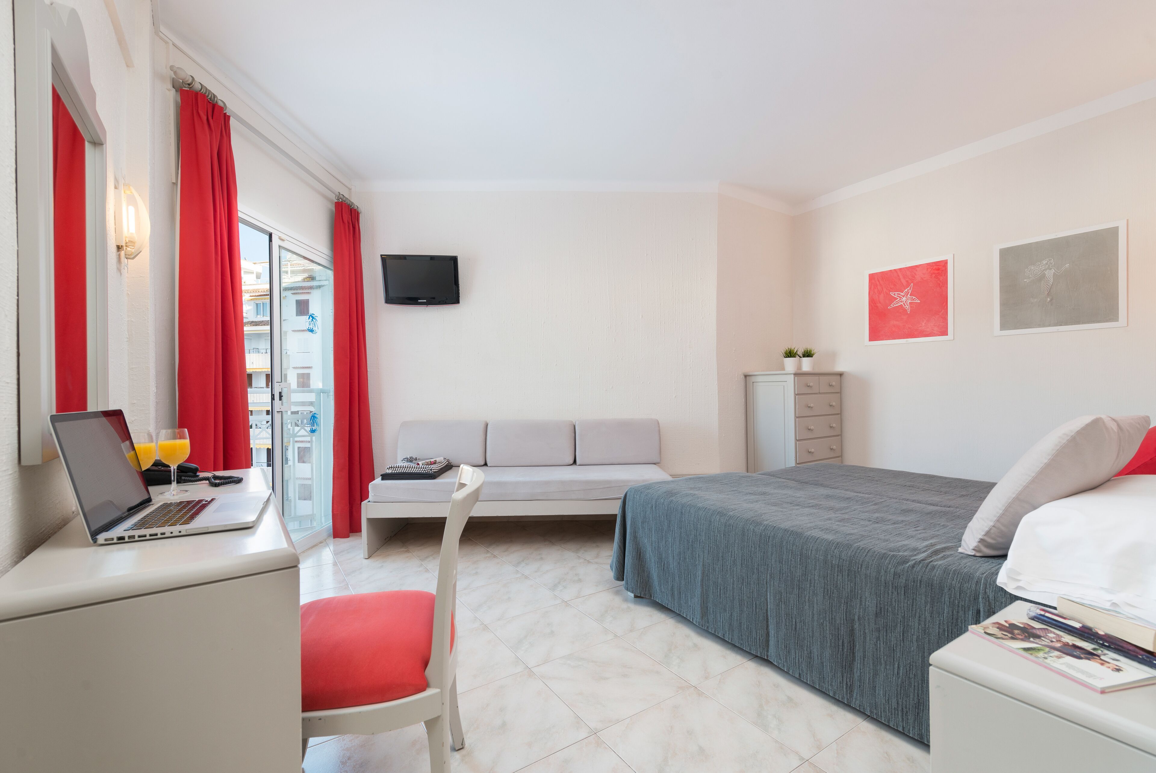 triple room, balcony | in-room safe, desk, blackout curtains, soundproofing