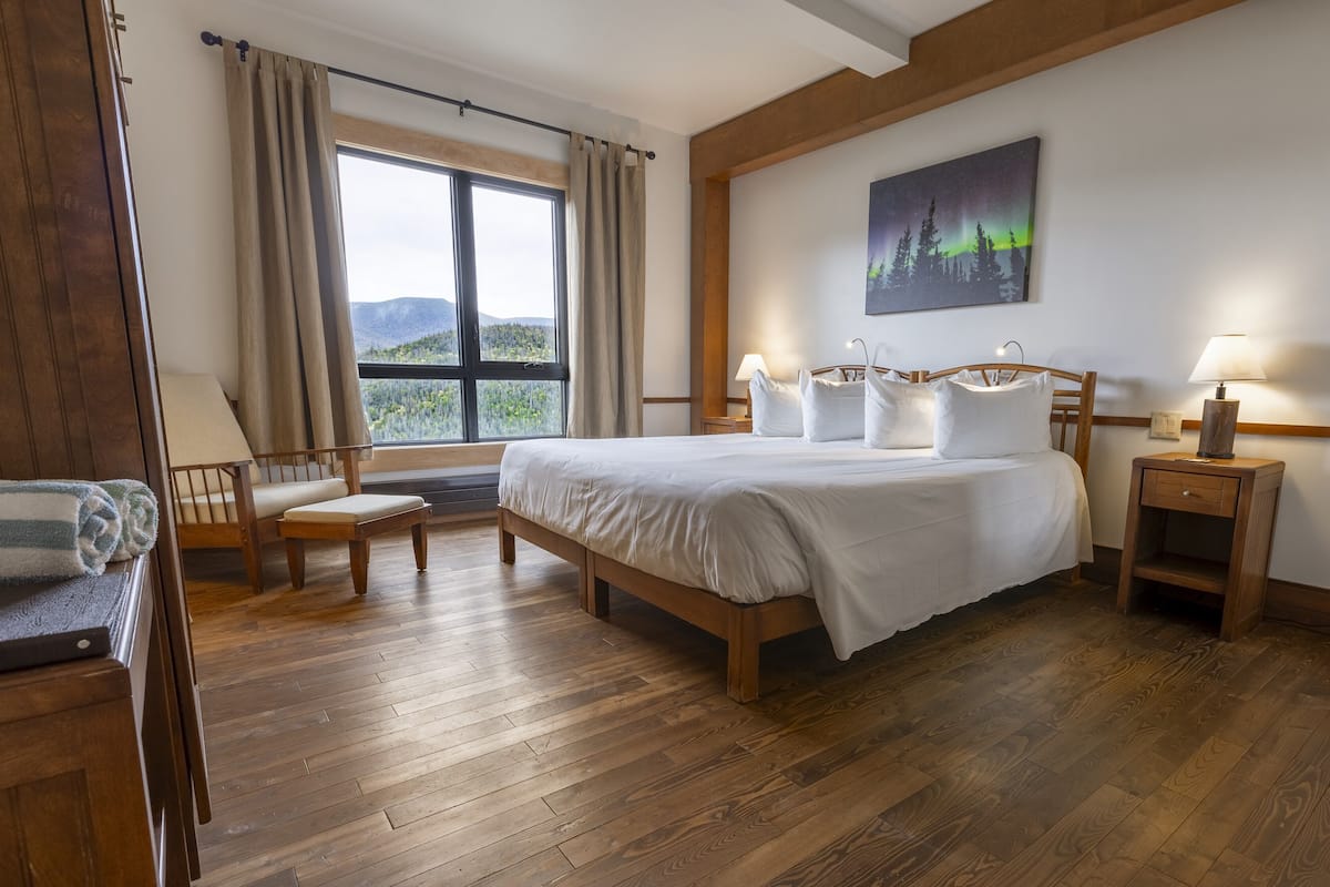Escritorio y ropa de cama