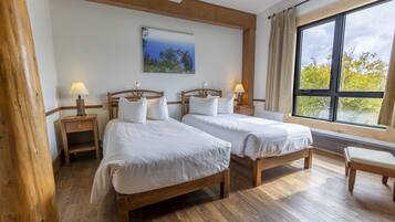 Signature Room, 2 Twin Beds, Mountain View | In-room safe, bed sheets