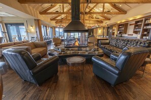 Fireplace - Auberge de Montagne des Chic-Chocs - Sepaq (Sainte-Anne-des-Monts)