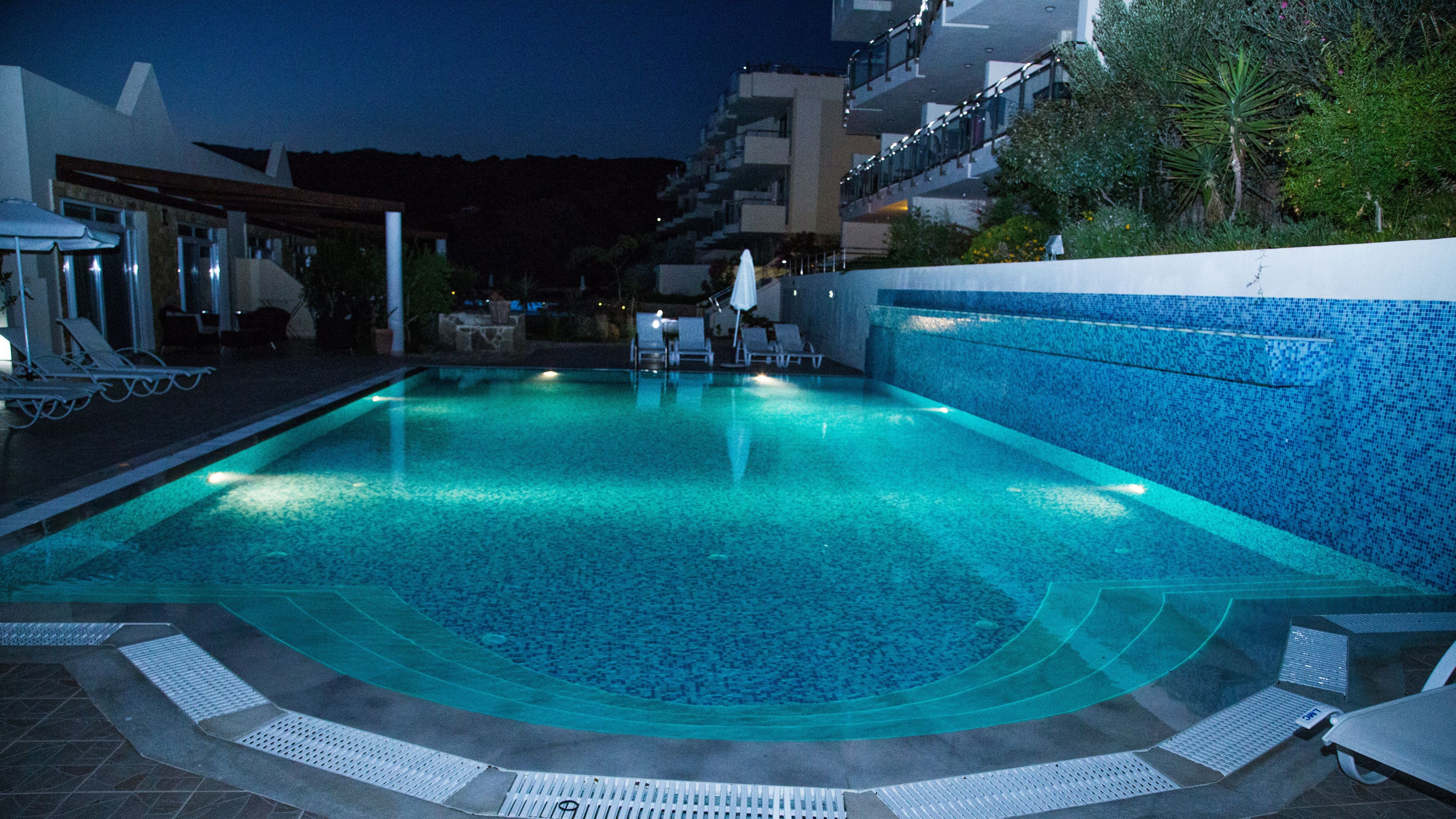 2 piscinas externas, guarda-sóis