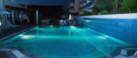 2 outdoor pools, pool umbrellas