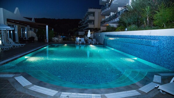 2 outdoor pools, pool umbrellas