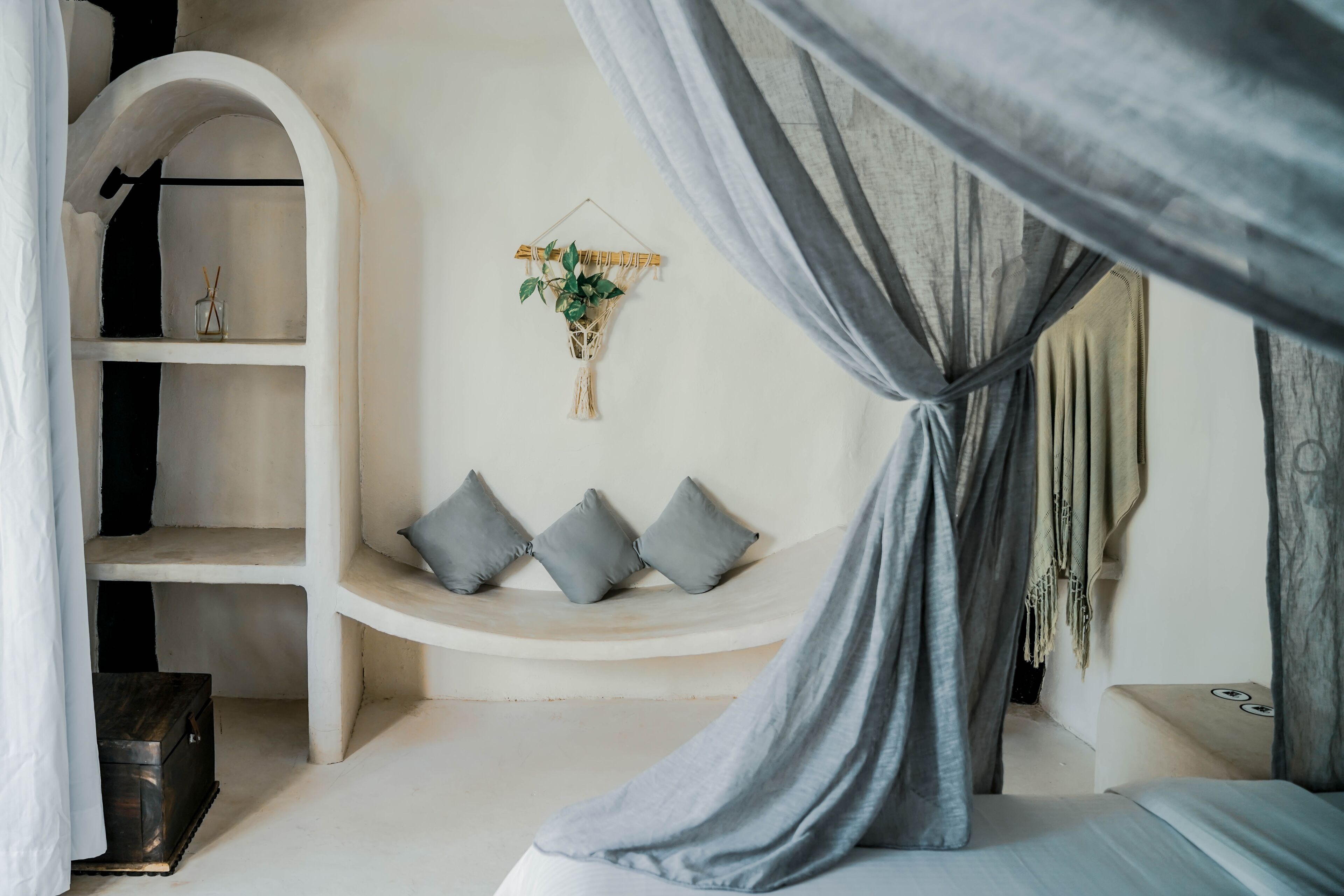 garden view shared bathroom | in-room safe, bed sheets