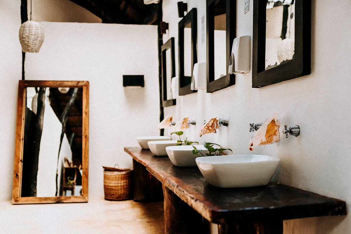 shower, free toiletries, towels