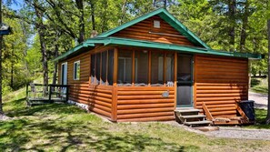 Kabin, 2 kamar tidur, pemandangan danau (Cabin #5) | Didekorasi berbeda-beda dan dilengkapi dengan perabotan berbeda-beda