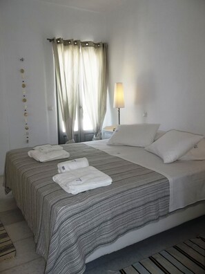 Egyptian cotton sheets, premium bedding, in-room safe - Aeraki Villas (Paros)