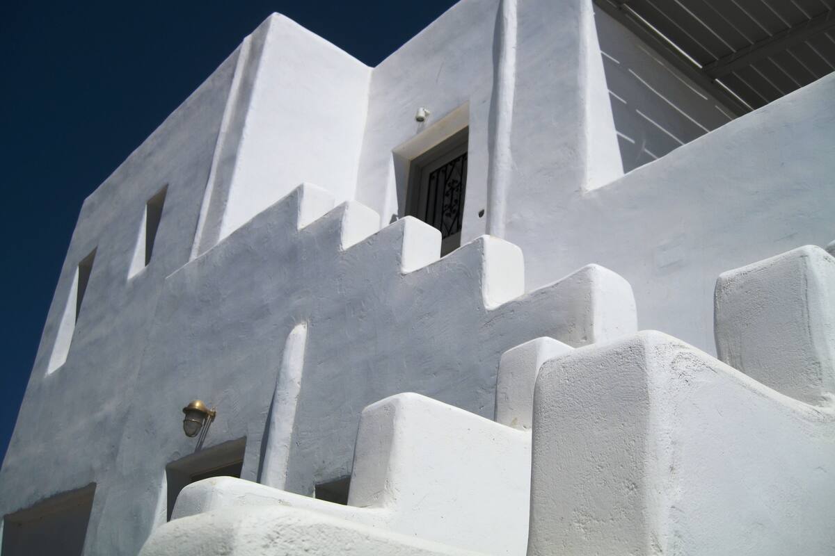 Un edificio blanco de diseño moderno y sencillo.