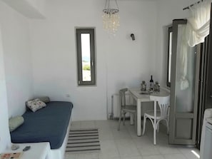 Deluxe Studio, Sea View | Ropa de cama de alta calidad, caja fuerte, decoración individual