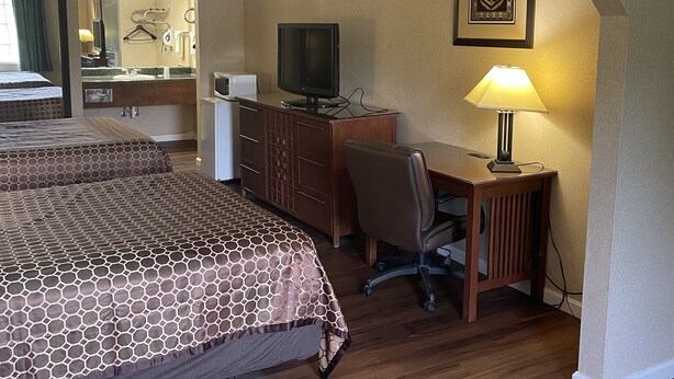 Suite, 2 Katil Kelamin (Double), Non Smoking | Meja, seterika/papan seterika, Wi-fi percuma, cadar katil 