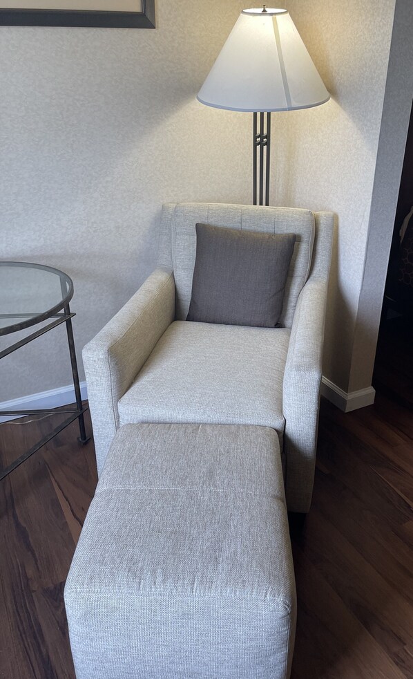 Habitación, 2 camas matrimoniales, para no fumadores | Escritorio, tabla de planchar con plancha, wifi gratis y ropa de cama 