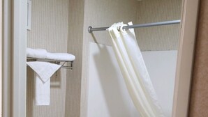 Meja, seterika/papan seterika, Wi-fi percuma, cadar katil 