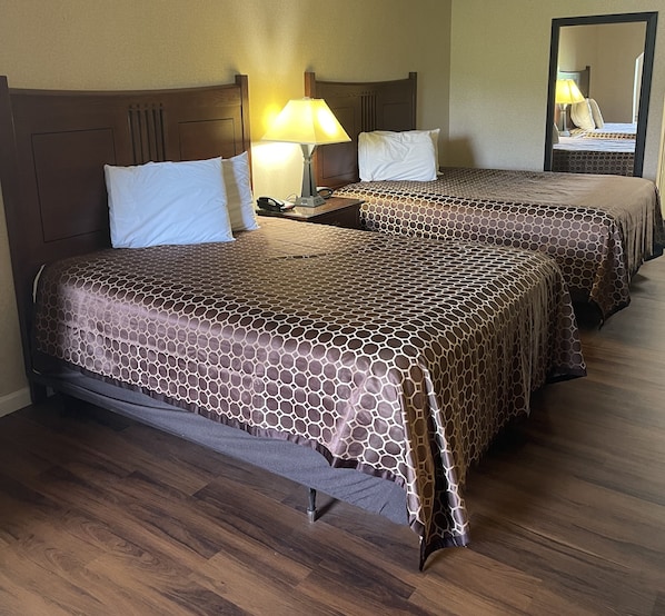 Combined shower/bathtub, free toiletries, hair dryer, towels