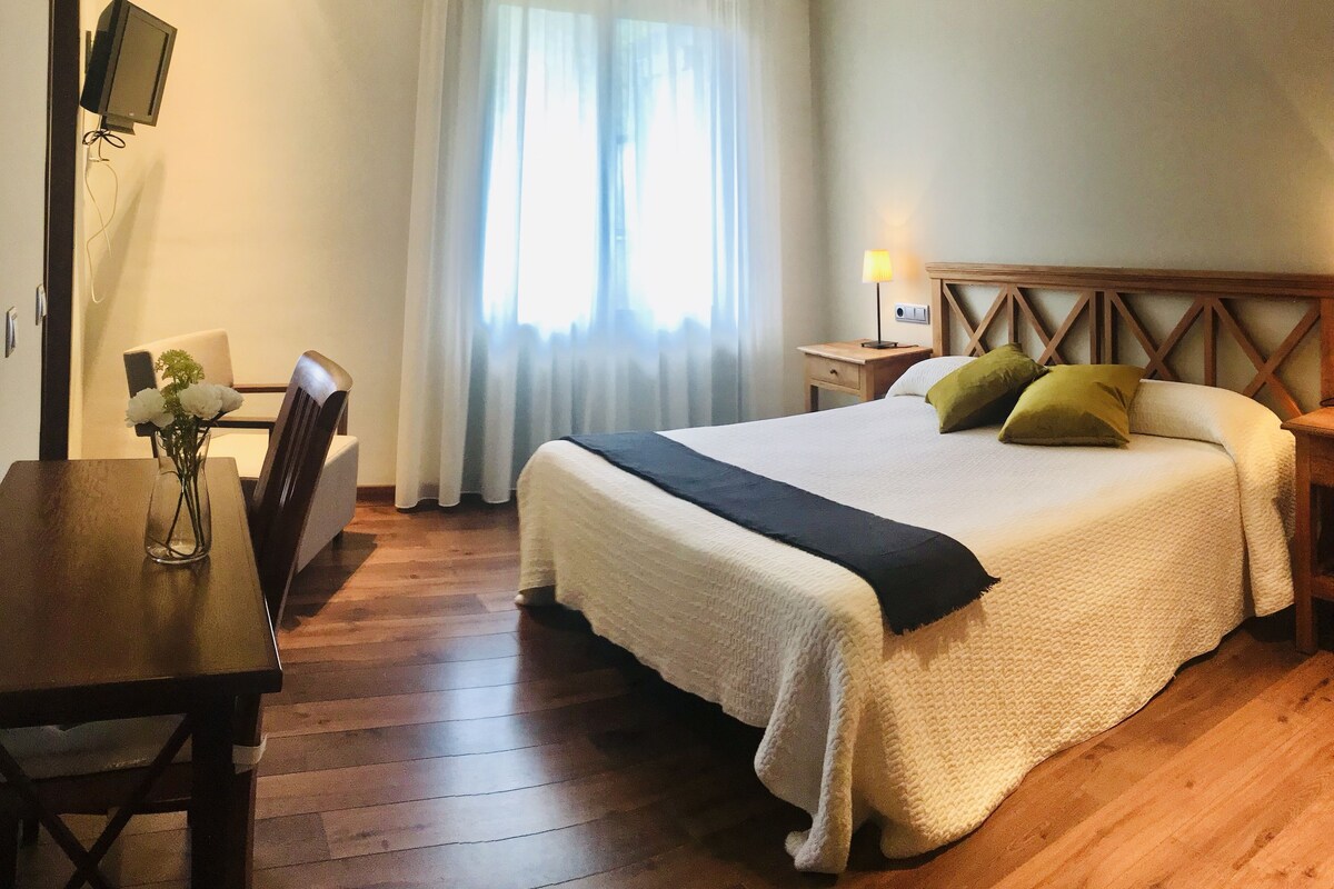 Minibar, bàn, màn/rèm cản sáng 