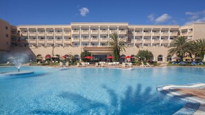 室内游泳池，室外游泳池，池畔遮阳伞，日光浴躺椅