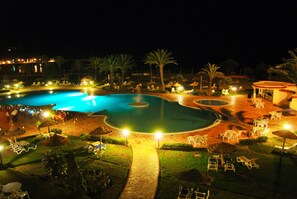 Indoor pool, outdoor pool, pool umbrellas, sun loungers - Itropika Hôtel (Tabarka)