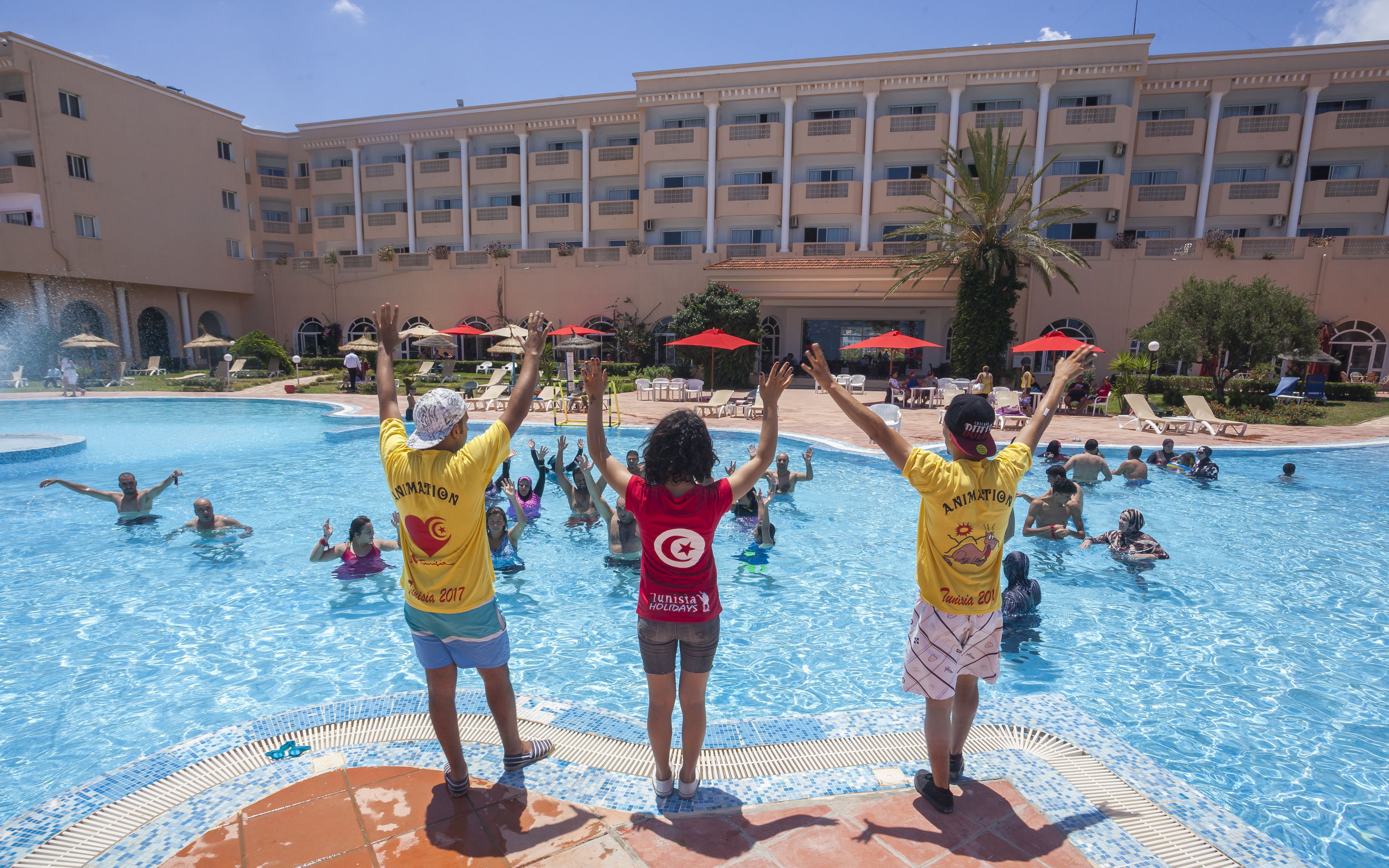 Piscine couverte, piscine extérieure, parasols de plage, chaises longues