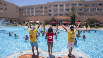 Piscine couverte, piscine extérieure, parasols de plage, chaises longues