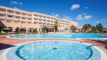 Piscina interna, piscina externa, guarda-sóis, espreguiçadeiras