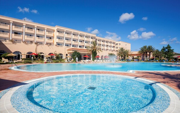 室内游泳池，室外游泳池，池畔遮阳伞，日光浴躺椅