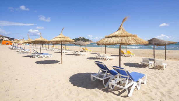 A beach with rows of sun loungers and thatched umbrellas. - Itropika Hôtel (Tabarka)
