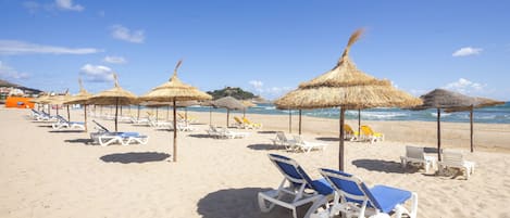 Privatstrand, weißer Sandstrand, Liegestühle, Sonnenschirme